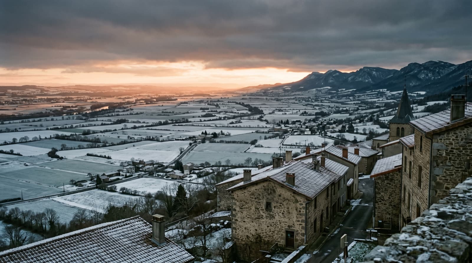 Vue de La Talaudière ouverte sur la plaine du Forez en fin de journée d'hiver