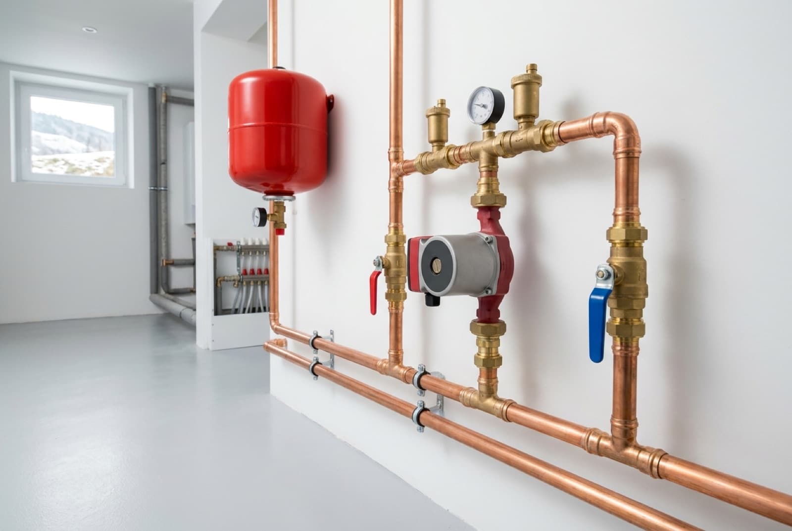 Chauffagiste vérifiant le circulateur et les vannes d'un circuit de chauffage en sous-sol